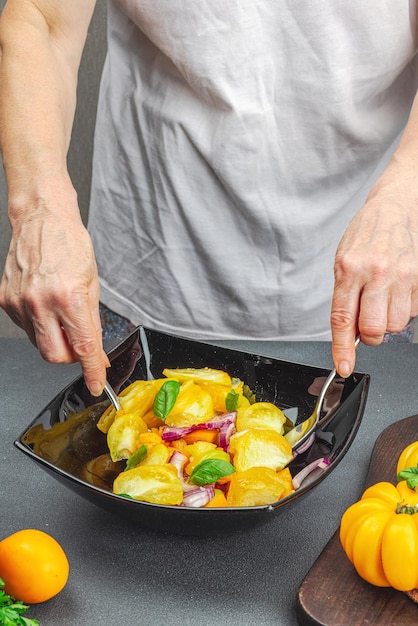 Kucharz przy przygotowywaniu potrawy